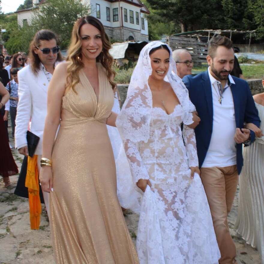 Η Ελπίδα Ιακωβίδου δημοσίευσε φωτογραφίες από τον γάμο της με τον Τζώνη Καλημέρη