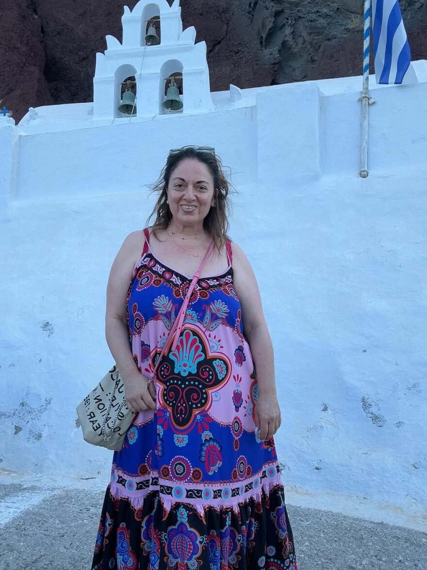 Η Σοφία Μουτίδου βρίσκεται στη Σαντορίνη με τον σύντροφό της - Δείτε τις φωτογραφίες