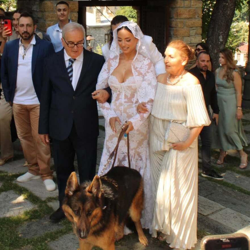 Η Ελπίδα Ιακωβίδου δημοσίευσε φωτογραφίες από τον γάμο της με τον Τζώνη Καλημέρη