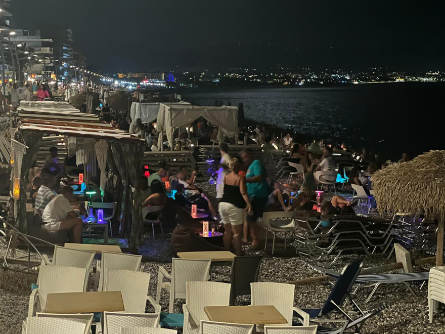 Από το Λουτράκι στο… Ντουμπάι: Η παραλία που έγινε night club με κιόσκια, ναργιλέδες και καναπέδες μέχρι το κύμα
