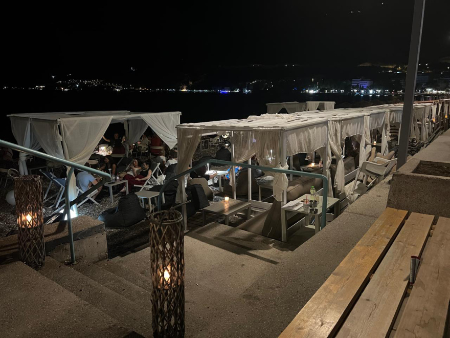 Από το Λουτράκι στο… Ντουμπάι: Η παραλία που έγινε night club με κιόσκια, ναργιλέδες και καναπέδες μέχρι το κύμα
