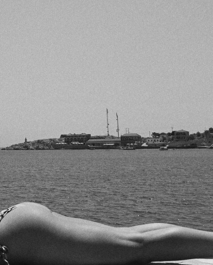 Η Κλέλια Ανδριολάτου ποζάρει «ατάραχη» με το μαγιό της - Δείτε φωτογραφίες