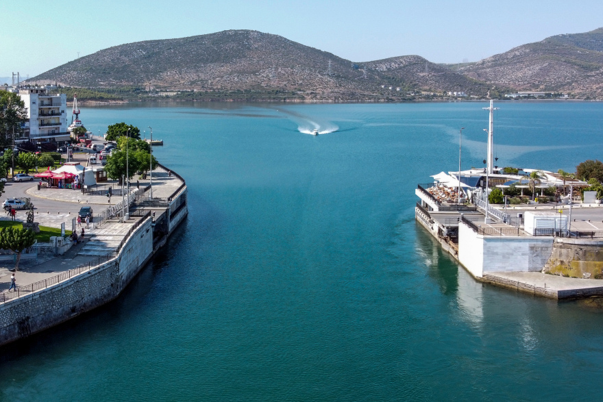 Χαλκίδα: Κομμένη στα δύο λόγω βλάβης στην παλιά γέφυρα του Ευρίπου, άγνωστο πότε θα επιδιορθωθεί