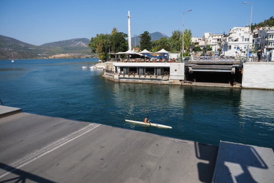 Χαλκίδα: Κομμένη στα δύο λόγω βλάβης στην παλιά γέφυρα του Ευρίπου, άγνωστο πότε θα επιδιορθωθεί