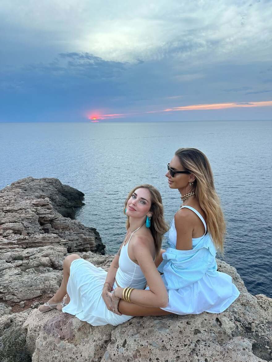 Κιάρα Φεράνι: Στο αγαπημένο μου μέρος με τους αγαπημένους μου ανθρώπους, γράφει από την Ίμπιζα