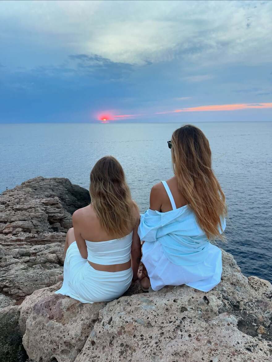 Κιάρα Φεράνι: Στο αγαπημένο μου μέρος με τους αγαπημένους μου ανθρώπους, γράφει από την Ίμπιζα