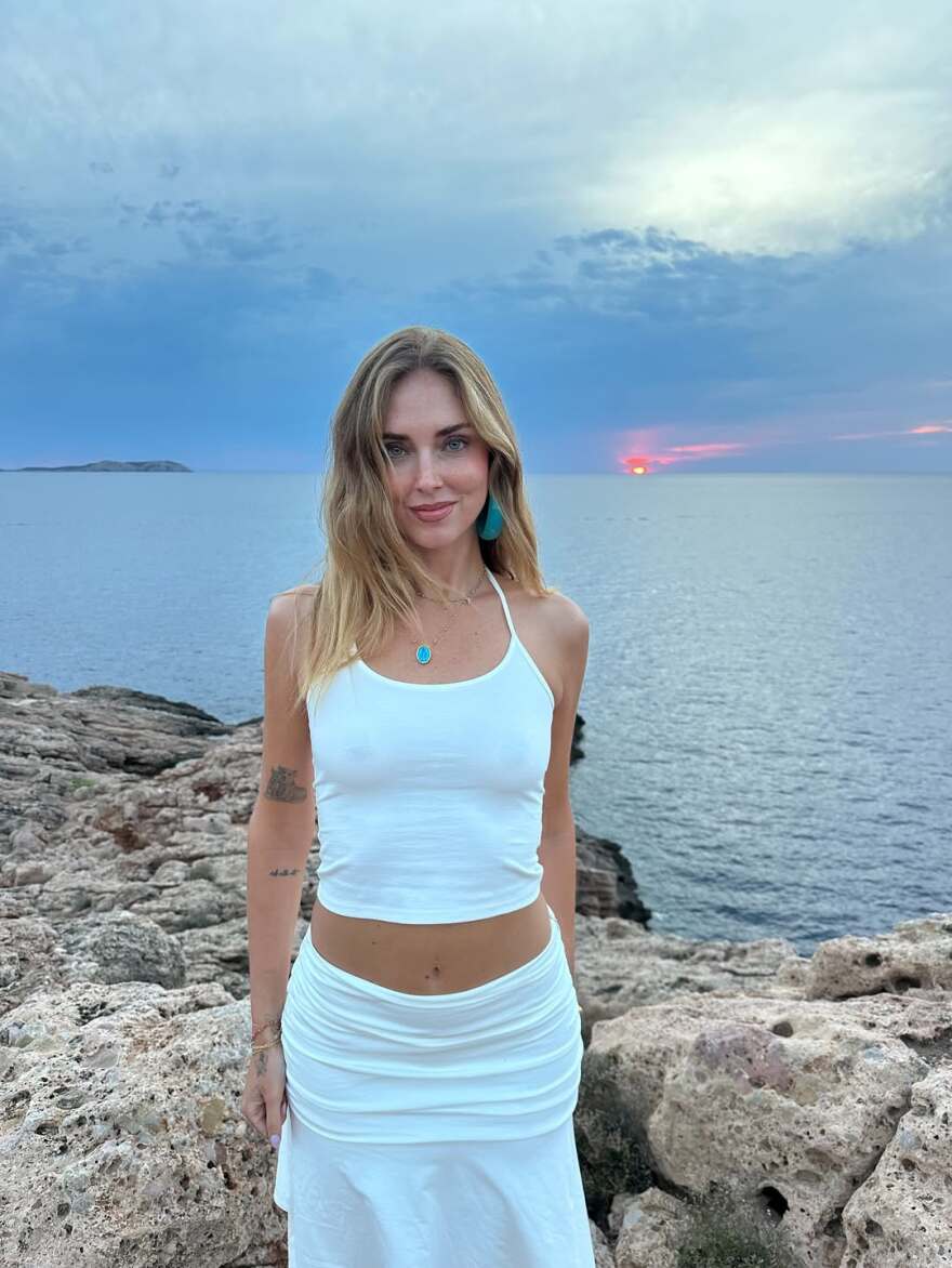 Κιάρα Φεράνι: Στο αγαπημένο μου μέρος με τους αγαπημένους μου ανθρώπους, γράφει από την Ίμπιζα