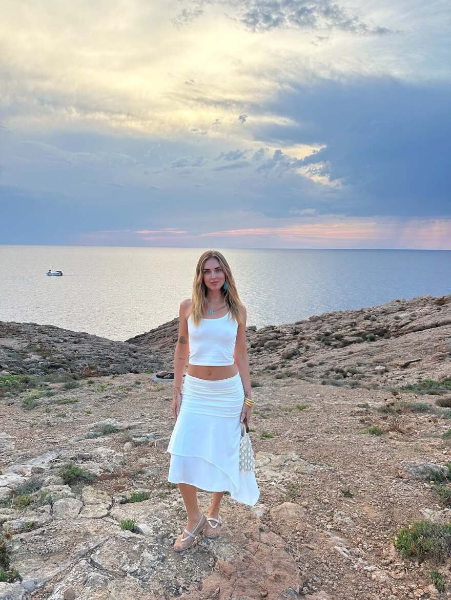 Κιάρα Φεράνι: Στο αγαπημένο μου μέρος με τους αγαπημένους μου ανθρώπους, γράφει από την Ίμπιζα