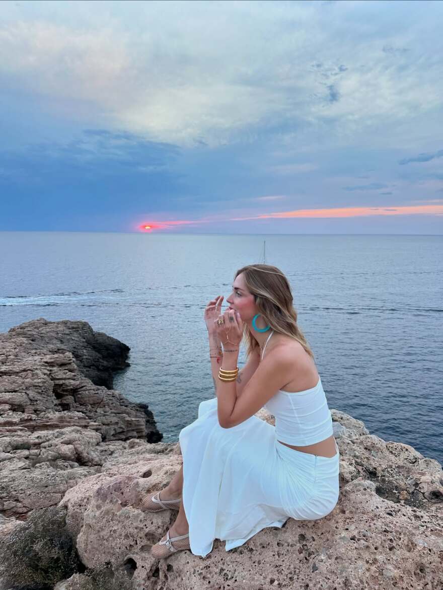 Κιάρα Φεράνι: Στο αγαπημένο μου μέρος με τους αγαπημένους μου ανθρώπους, γράφει από την Ίμπιζα