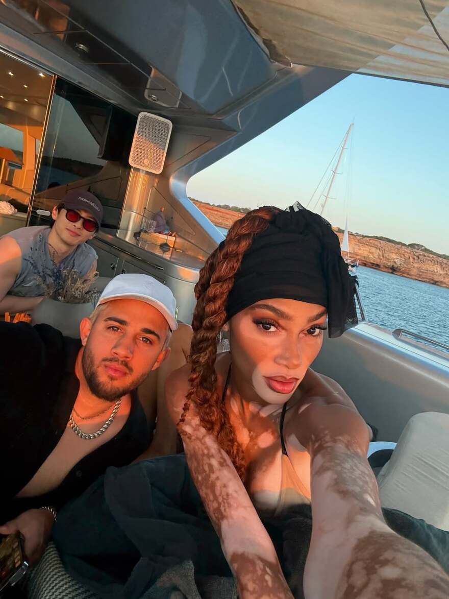 Διακοπές στην Ίμπιζα για τη Γουίνι Χάρλοου - Οι φωτογραφίες με μαγιό πάνω στο σκάφος