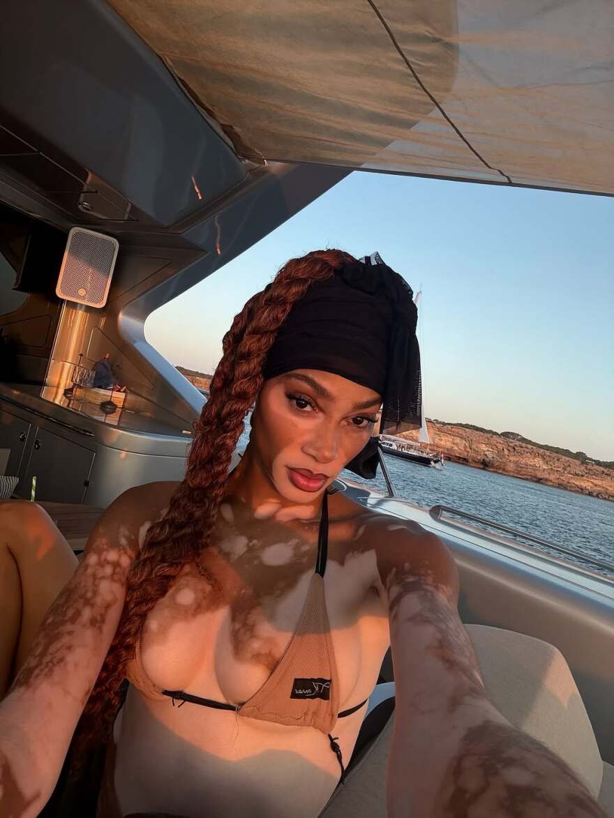 Διακοπές στην Ίμπιζα για τη Γουίνι Χάρλοου - Οι φωτογραφίες με μαγιό πάνω στο σκάφος