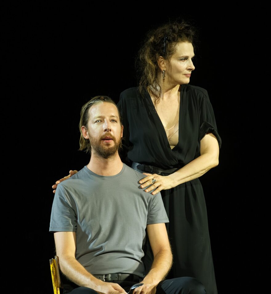 Στάθης Καλύβας για την παράσταση με τη Ζιλιέτ Μπινός στην Επίδαυρο: «Πιο κάτω δύσκολα γίνεται»