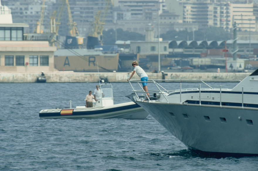 Από τη μοναχική Νταϊάνα, στο γιοτ του Γουίλιαμ στην Ελλάδα - Πώς έχουν αλλάξει οι διακοπές των γαλαζοαίματων στη Μεσόγειο