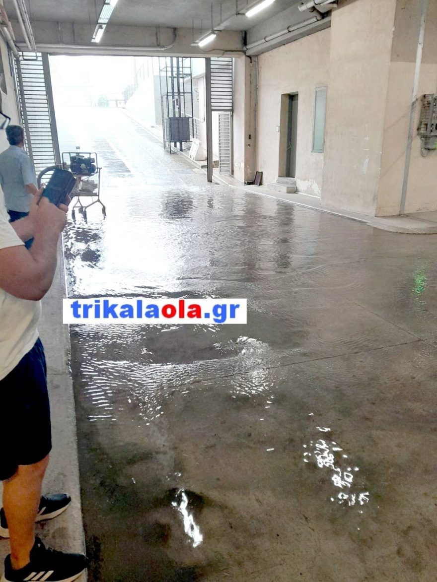 Πλημμύρισε το υπόγειο του νοσοκομείου Τρικάλων από το ξαφνικό μπουρίνι