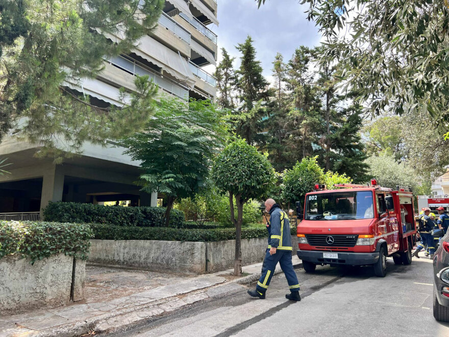 Άνδρας έχει ταμπουρωθεί σε διαμέρισμα στον Χολαργό - Πέταξε μολότοφ από το μπαλκόνι του, τα ΕΚΑΜ μπήκαν στην πολυκατοικία