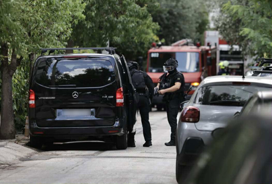 Συνελήφθη ο άνδρας που είχε ταμπουρωθεί σε διαμέρισμα στον Χολαργό - Πέταξε μολότοφ από το μπαλκόνι του και απειλούσε αστυνομικούς