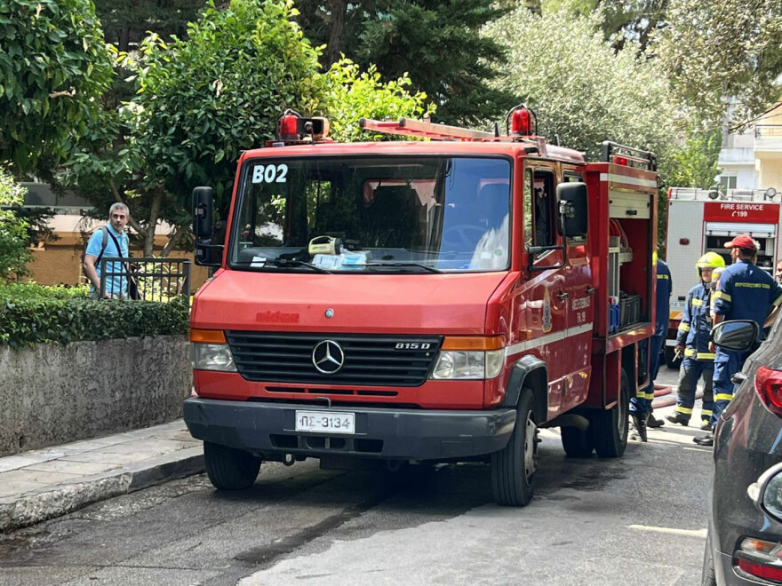 Άνδρας έχει ταμπουρωθεί σε διαμέρισμα στον Χολαργό - Πέταξε μολότοφ από το μπαλκόνι του, τα ΕΚΑΜ μπήκαν στην πολυκατοικία