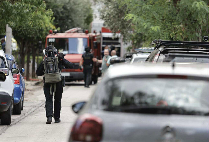 Συνελήφθη ο άνδρας που είχε ταμπουρωθεί σε διαμέρισμα στον Χολαργό - Πέταξε μολότοφ από το μπαλκόνι του και απειλούσε αστυνομικούς