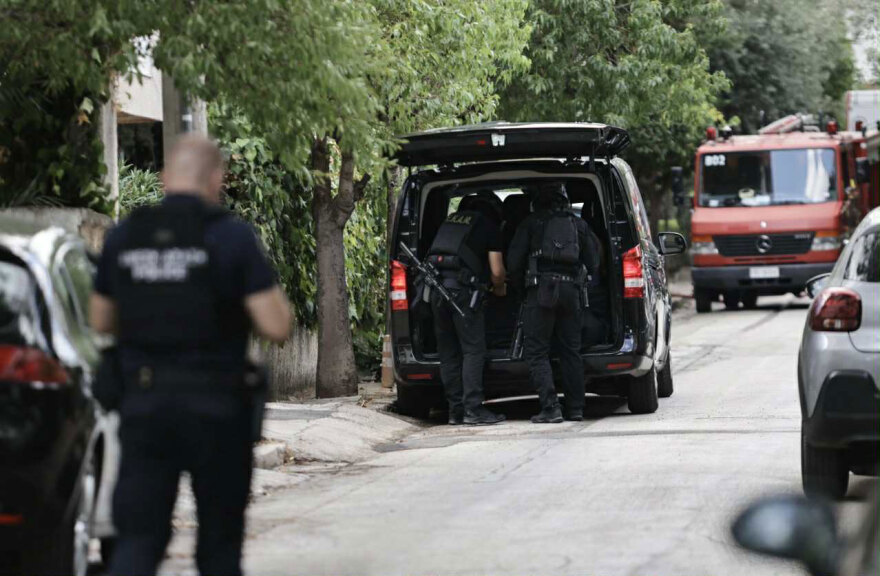 Συνελήφθη ο άνδρας που είχε ταμπουρωθεί σε διαμέρισμα στον Χολαργό - Πέταξε μολότοφ από το μπαλκόνι του και απειλούσε αστυνομικούς