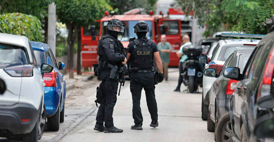 Άνδρας έχει ταμπουρωθεί σε διαμέρισμα στον Χολαργό - Πέταξε μολότοφ από το μπαλκόνι του, τα ΕΚΑΜ μπήκαν στην πολυκατοικία
