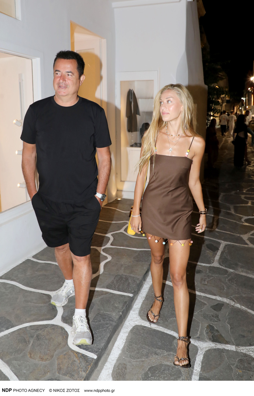 Ατζούν Ιλίτζαλι: Συνεχίζει τις διακοπές του στα ελληνικά νησιά - Η φωτογραφία με το σκάφος του