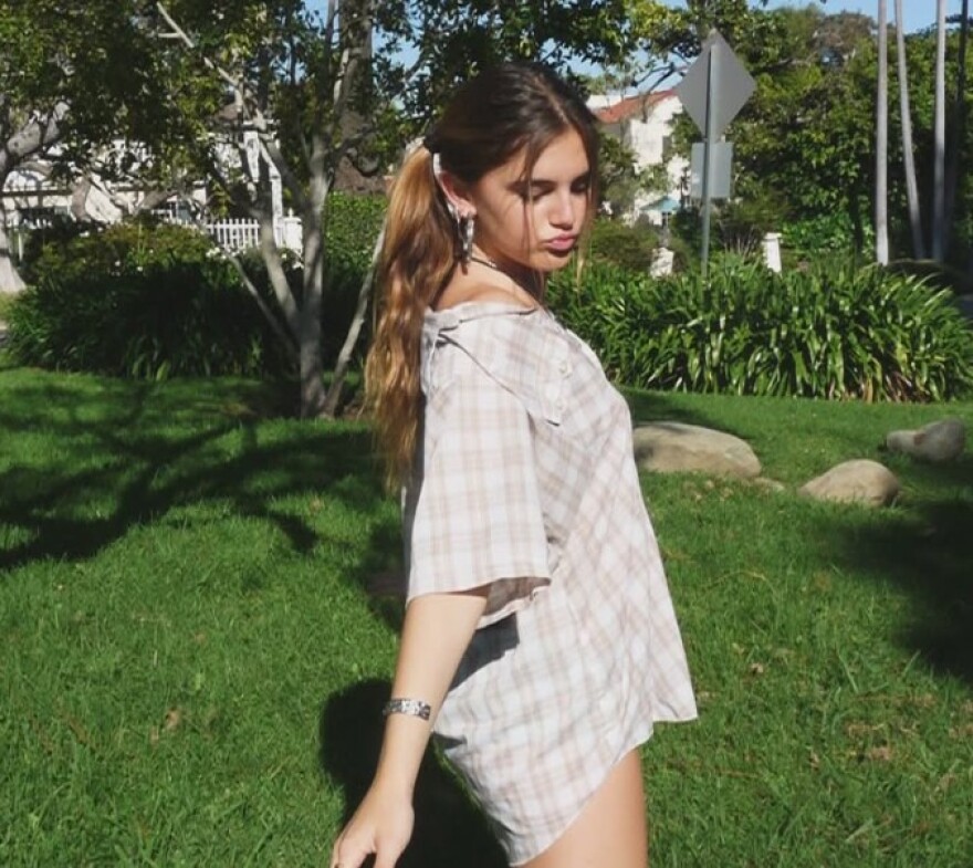 Η Αλεσάντρα Αμπρόσιο κάνει διακοπές στην Ίμπιζα με τη 17χρονη κόρη της 