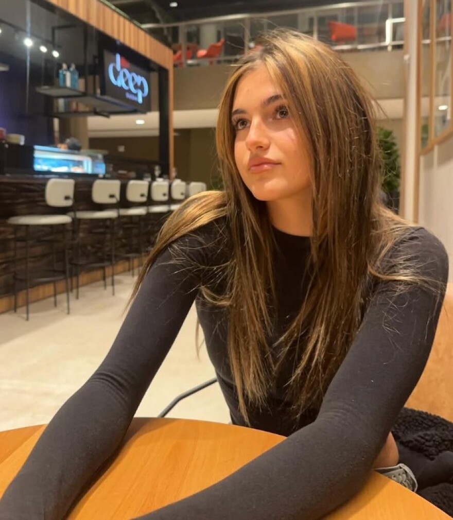 Η Αλεσάντρα Αμπρόσιο κάνει διακοπές στην Ίμπιζα με τη 17χρονη κόρη της 