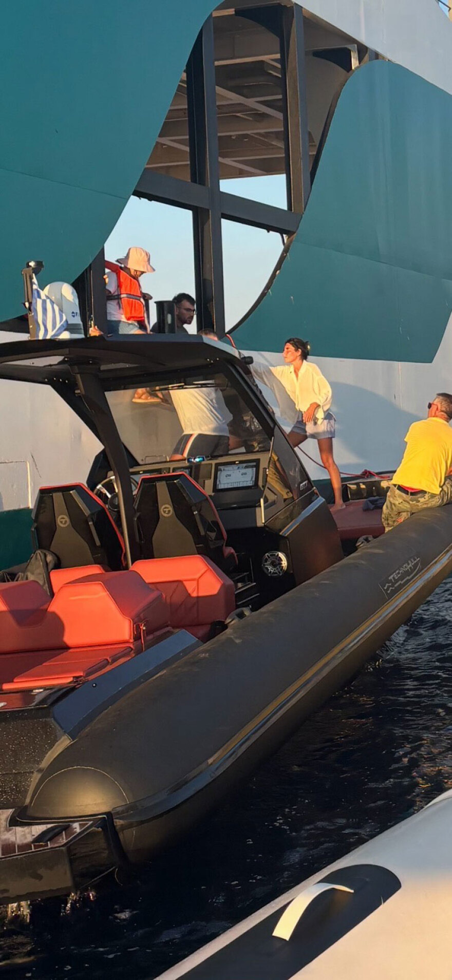 Βίντεο: Οι στιγμές αμέσως μετά την προσάραξη του φέρι μποτ σε ξέρα στα Στύρα - Τι λέει ο άνθρωπος που διέσωσε δεκάδες επιβάτες