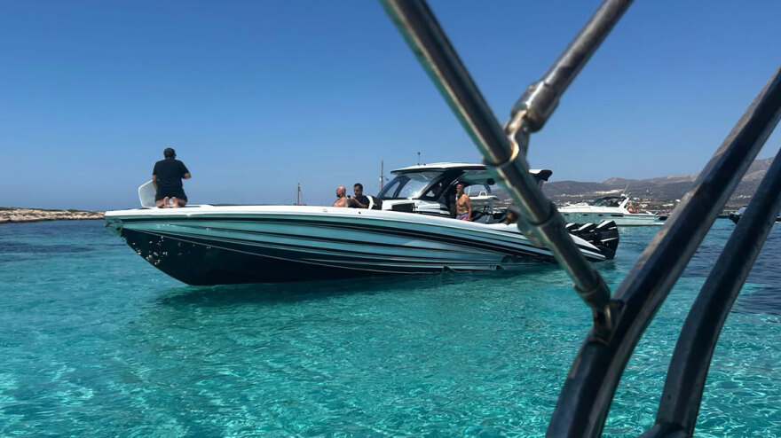 Ατζούν Ιλίτζαλι: Συνεχίζει τις διακοπές του στα ελληνικά νησιά - Η φωτογραφία με το σκάφος του