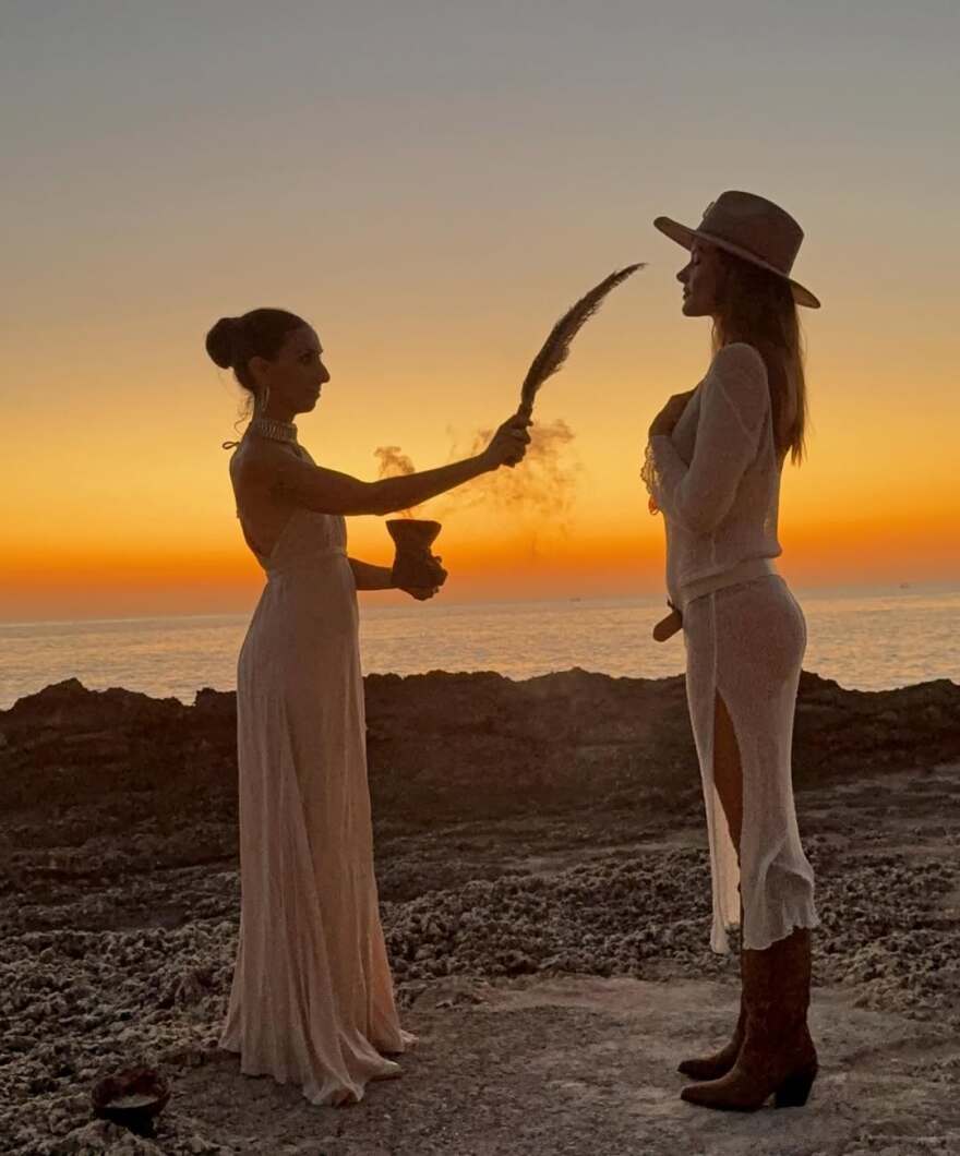 Η Αλεσάντρα Αμπρόσιο κάνει διακοπές στην Ίμπιζα με τη 17χρονη κόρη της 