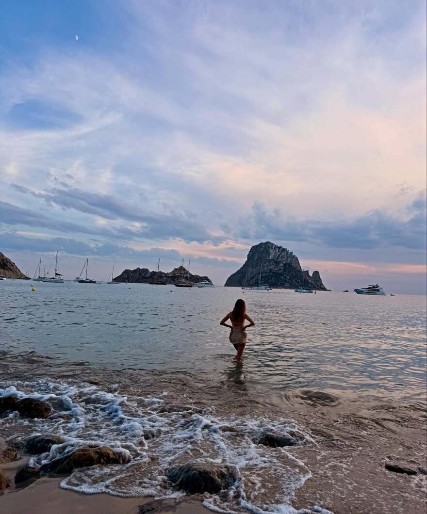 Η Αλεσάντρα Αμπρόσιο κάνει διακοπές στην Ίμπιζα με τη 17χρονη κόρη της 