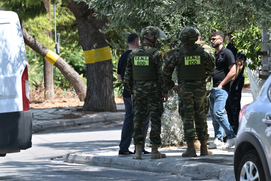 Φωτογραφίες: Απομακρύνθηκε το βλήμα στο Παλαιό Φάληρο, στο σημείο ειδικό κλιμάκιο

