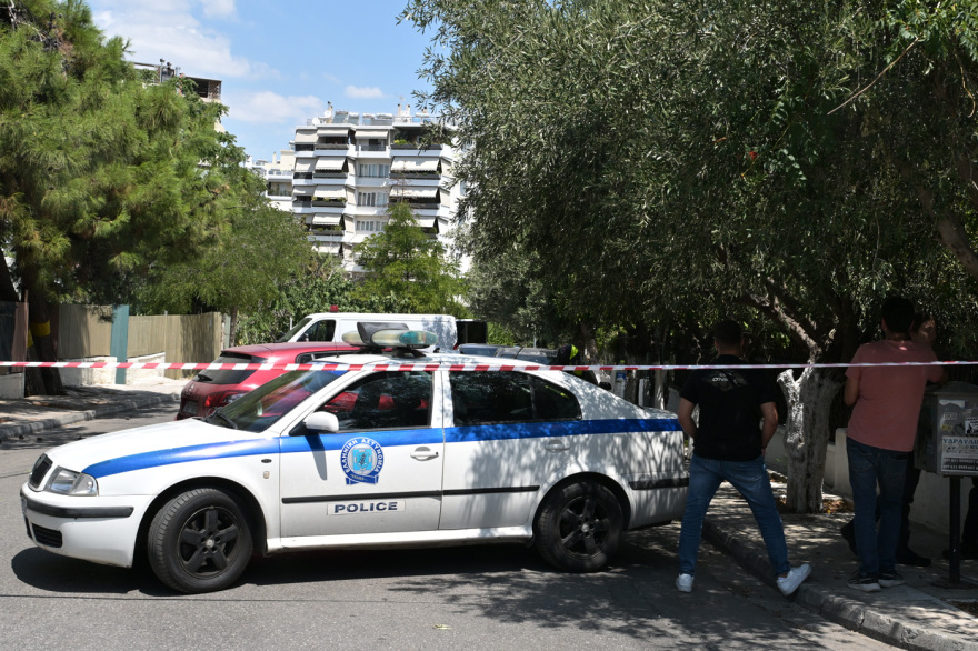 Φωτογραφίες: Απομακρύνθηκε το βλήμα στο Παλαιό Φάληρο, στο σημείο ειδικό κλιμάκιο

