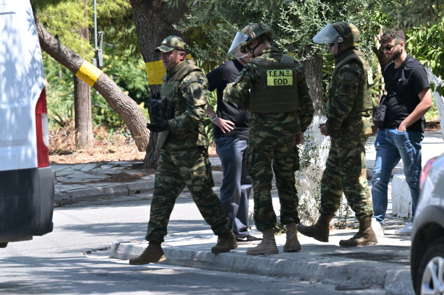 Φωτογραφίες: Απομακρύνθηκε το βλήμα στο Παλαιό Φάληρο, στο σημείο ειδικό κλιμάκιο

