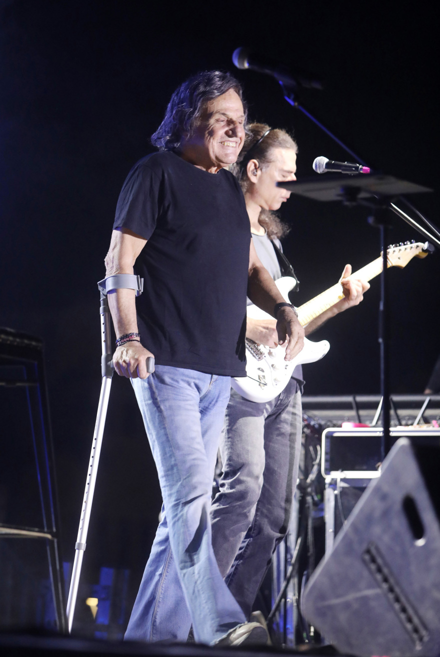 Ο Βασίλης Παπακωνσταντίνου με πατερίτσα σε συναυλία του στο Ναύπλιο - Δείτε τις φωτογραφίες