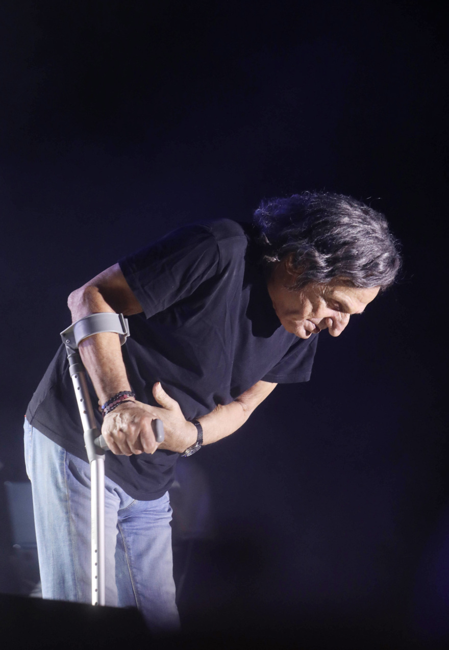 Ο Βασίλης Παπακωνσταντίνου με πατερίτσα σε συναυλία του στο Ναύπλιο - Δείτε τις φωτογραφίες