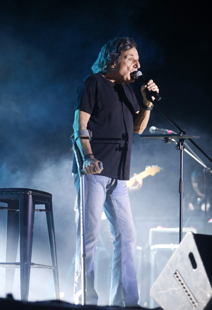 Ο Βασίλης Παπακωνσταντίνου με πατερίτσα σε συναυλία του στο Ναύπλιο - Δείτε τις φωτογραφίες