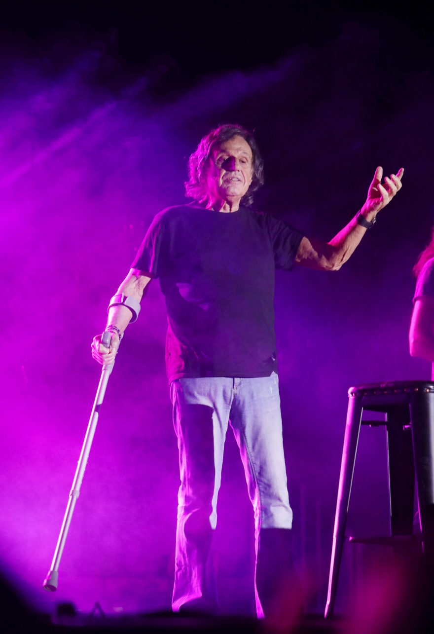 Ο Βασίλης Παπακωνσταντίνου με πατερίτσα σε συναυλία του στο Ναύπλιο - Δείτε τις φωτογραφίες