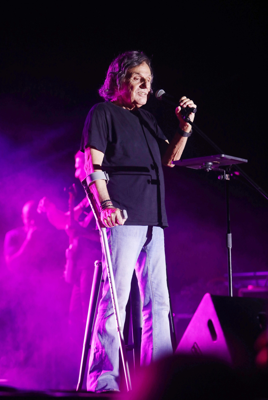 Ο Βασίλης Παπακωνσταντίνου με πατερίτσα σε συναυλία του στο Ναύπλιο - Δείτε τις φωτογραφίες