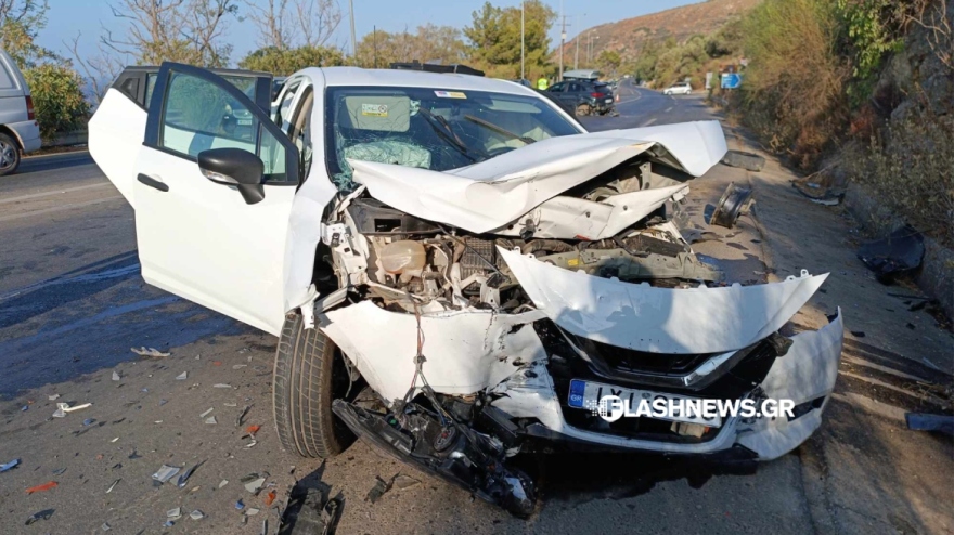 Καραμπόλα τριών οχημάτων στον ΒΟΑΚ με δύο τραυματίες - Δείτε φωτογραφίες 