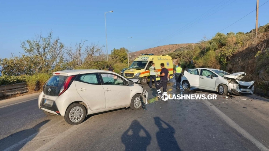 Καραμπόλα τριών οχημάτων στον ΒΟΑΚ με δύο τραυματίες - Δείτε φωτογραφίες 