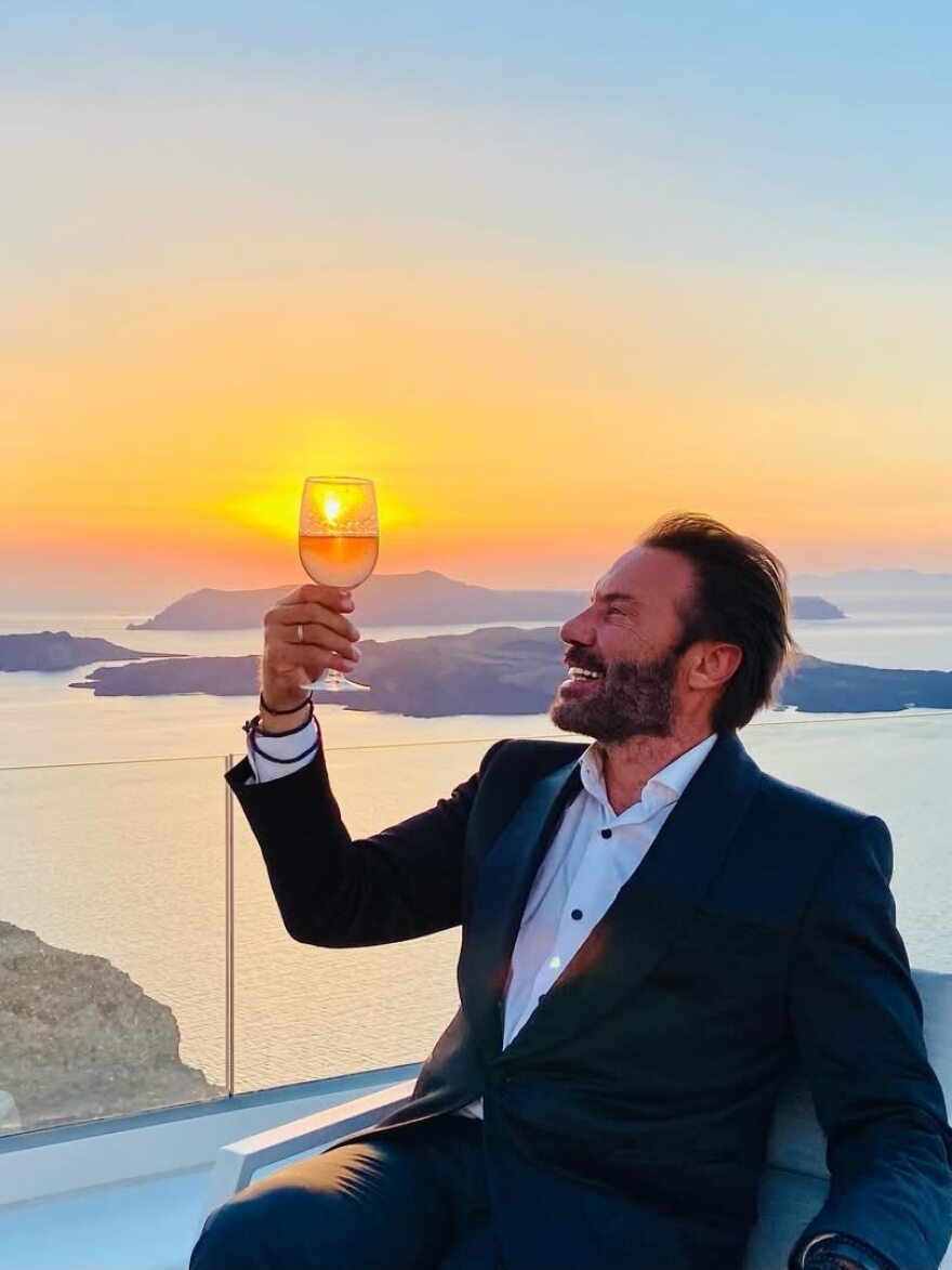 Στράτος Τζώρτζογλου: Κλείνω έξι ζωές, κάθε χρόνο περιμένω μια ρυτίδα περισσότερο στο μέτωπο