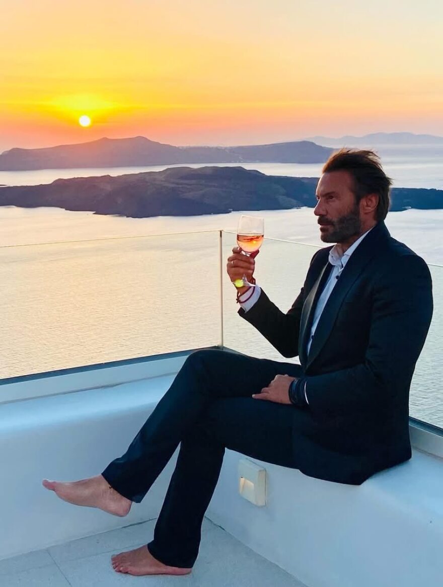 Στράτος Τζώρτζογλου: Κλείνω έξι ζωές, κάθε χρόνο περιμένω μια ρυτίδα περισσότερο στο μέτωπο