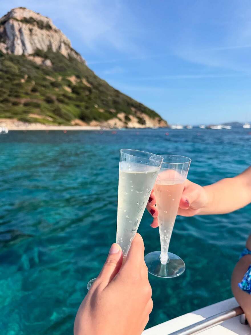 Η Ιφιγένεια Τζόλα ταξίδεψε στη Σαρδηνία - Δείτε τις φωτογραφίες