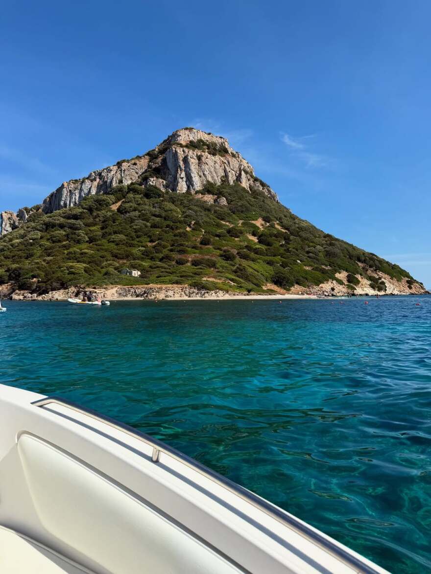 Η Ιφιγένεια Τζόλα ταξίδεψε στη Σαρδηνία - Δείτε τις φωτογραφίες