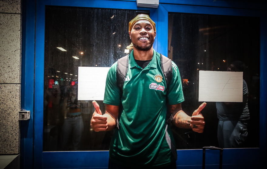 Ο Ρισόν Χολμς έφτασε στην Ελλάδα για λογαριασμό του Παναθηναϊκού: «Ανυπομονώ για την ατμόσφαιρα του ΟΑΚΑ» - Βίντεο