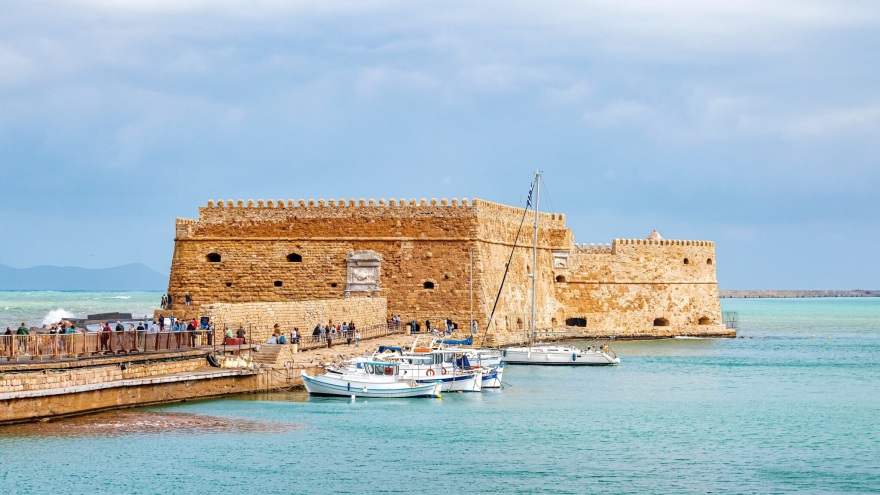 Φρένο στις κρατήσεις και στάση αναμονής στον τουρισμό, αλλά και πλεονέκτημα της Ελλάδας έναντι Αν. Μεσογείου και Εμιράτων - Τι προβλέπουν οι φορείς