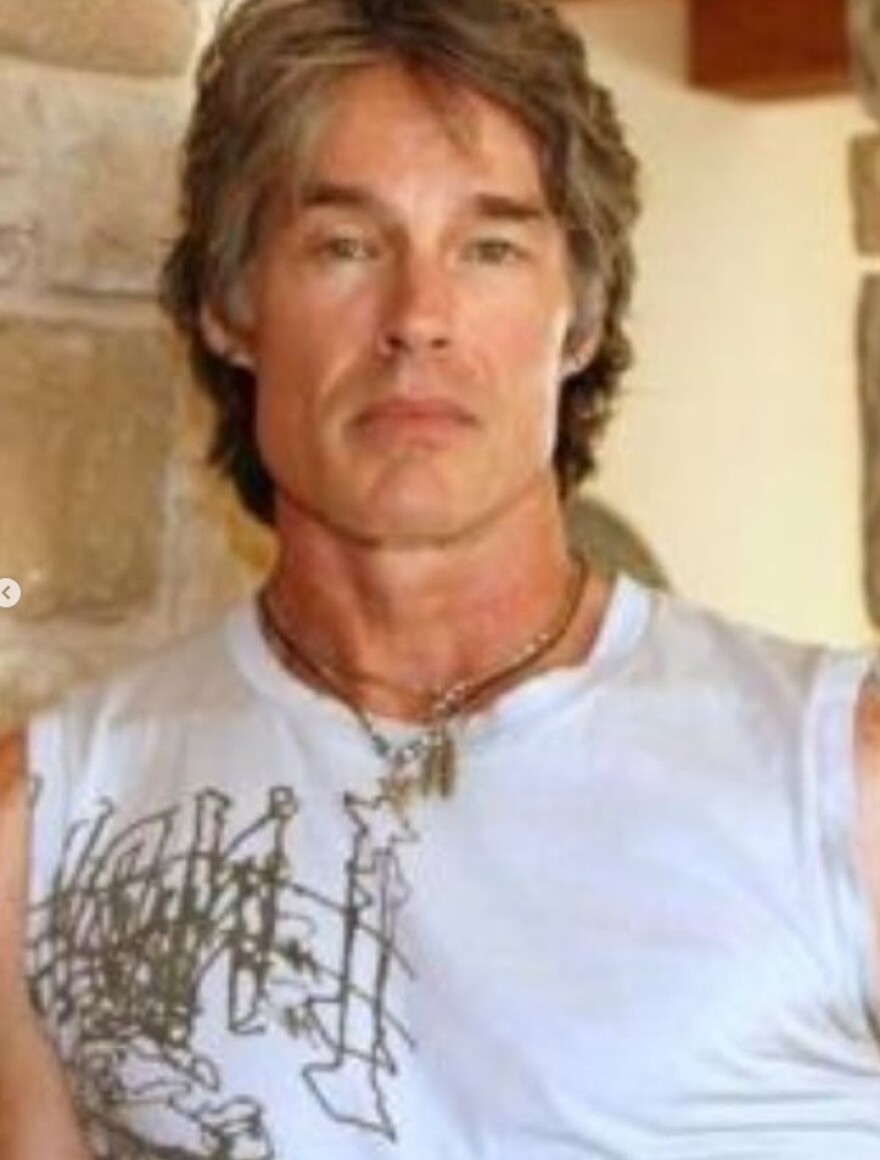 Ρον Μος για τα λευκά μαλλιά του: Από τότε που τα άφησα έτσι, τα έχω αγαπήσει