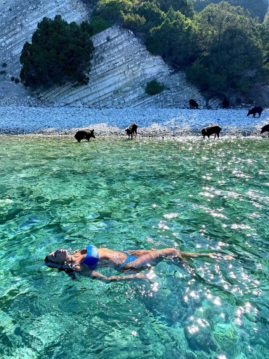 Η Δήμητρα Αλεξανδράκη φωτογραφίζεται τόπλες στις διακοπές της 