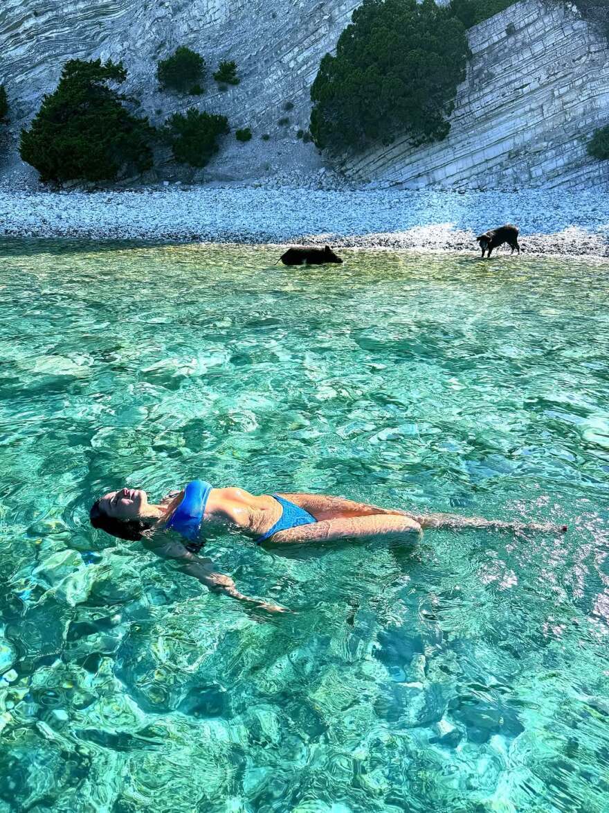 Η Δήμητρα Αλεξανδράκη φωτογραφίζεται τόπλες στις διακοπές της 